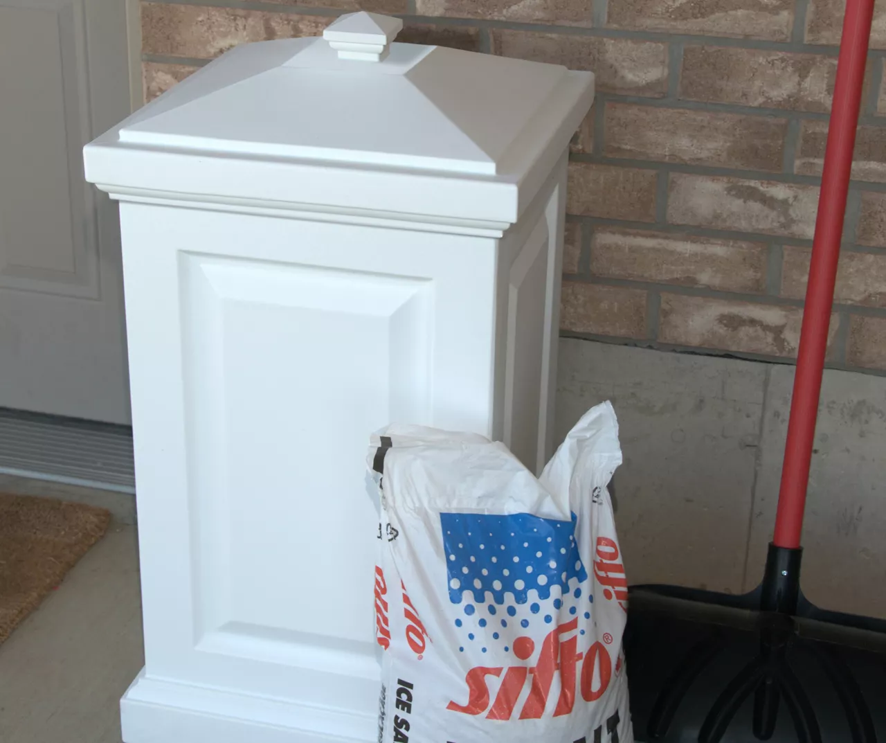 Berkshire White 45-Gallon Outdoor Storage Bin - Image 2