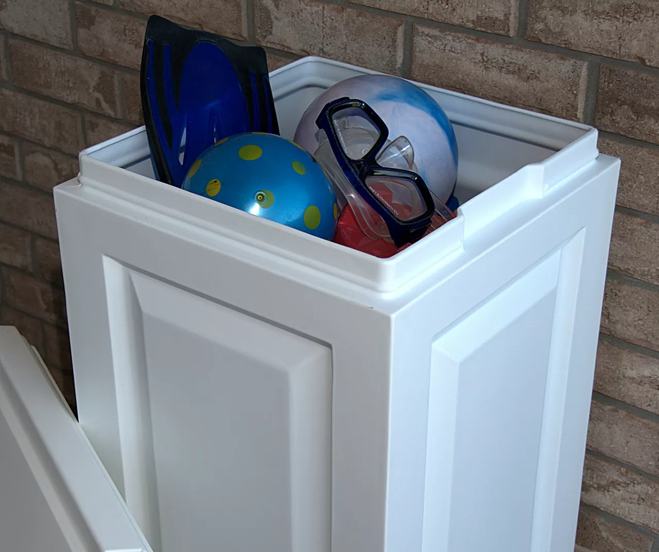 Berkshire White 45-Gallon Outdoor Storage Bin - Image 3