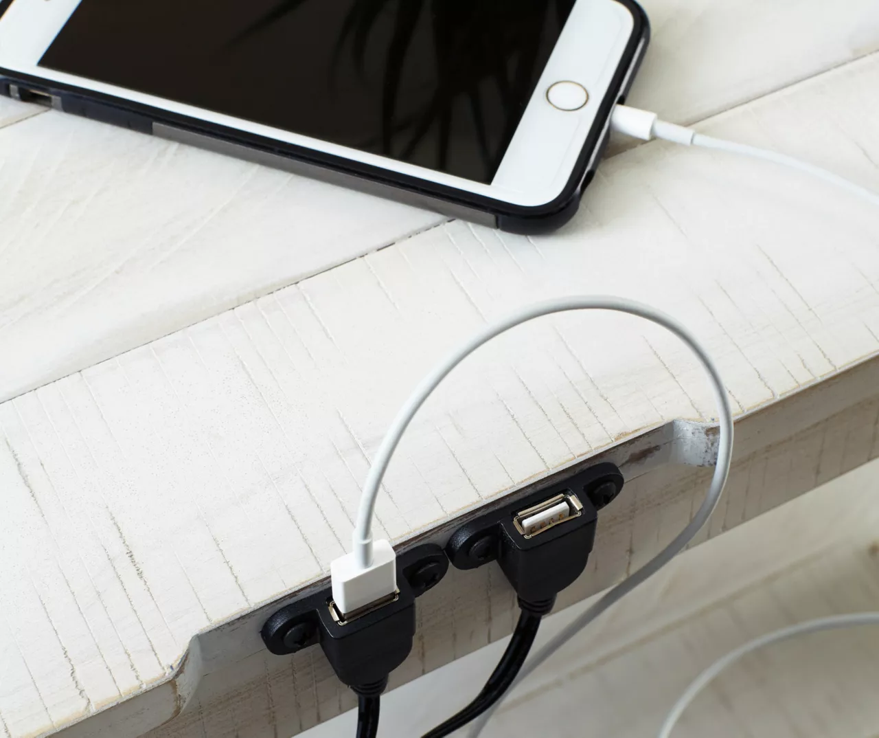 Dannerville Antique White 3-Tier Accent Table With USB Charging - Image 6