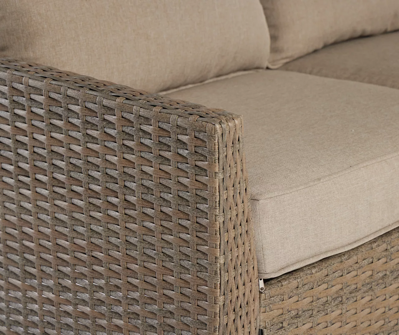 Broyhill Yorktown All-Weather Wicker Cushioned Patio Loveseat - Image 17